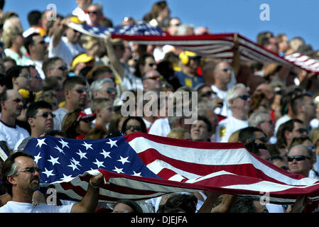 20. November 2004; Homestead, FL, USA; NASCAR-Fans halten riesige Fahnen während der Nationalhymne auf dem Homestead-Miami Speedway Sonntag. Stockfoto