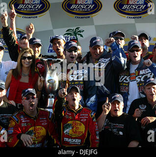 20. November 2004; Homestead, FL, USA; MARTIN TRUEX JR., rechts der Distinguidos, feiert 2004 Nascar Busch Series Championship auf dem Homestead-Miami Speedway. Stockfoto