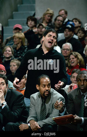 24. November 2004; San Antonio, TX, USA; Dallas Mavericks-Besitzer MARK CUBAN drückt seine Unzufriedenheit mit dem Ergebnis der ihr Spiel gegen die San Antonio Spurs im SBC Center am Mittwoch. Stockfoto