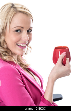 Selbstbewussten jungen Professionellen Geschäftsfrau, Entspannen mit einem roten Becher Kaffee, allein, in Ihrem Büro, Wiederherstellung nach einem harten Arbeitstag Stockfoto