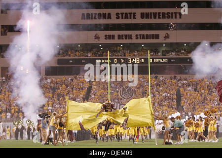 8. September 2007 - Tempe, AZ. Die Arizona State Sun Devils Auslaufen auf dem Feld vor dem Spiel gegen die Colorado Buffaloes im Sun Devil Stadium in Tempe, Arizona. Max Simbron/CSM... Die Sonne-Teufel besiegt die Büffel 33-14 (Credit-Bild: © Max Simbron/Cal Sport Media) Stockfoto