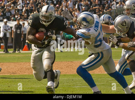 Sep 09, 2007 - OAKLAND, CA, USA - Oakland Raiders Runningback LAMONT JORDAN #34 von Falcons Linebacker ALEX LEWIS #59 während ihres Spiels im McAfee Coliseum in Angriff genommen wird. (Kredit-Bild: © Al Golub/ZUMApress.com) Stockfoto