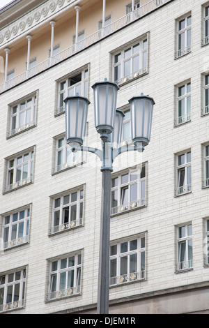 Laterne auf Karl-Marx-Allee, Berlin, Deutschland mit typischen DDR-Architektur Stockfoto