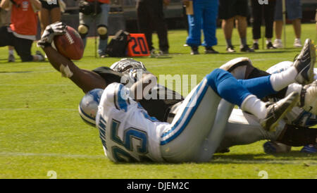 Sep 09, 2007 - OAKLAND, CA, USA - Oakland Raiders Runningback LAMONT JORDAN #34 macht einen Touchdown trotz wird von Detroit Lions Cornerback FERNANDO BRYANT #25 während ihres Spiels im McAfee Coliseum in Angriff genommen. (Kredit-Bild: © Al Golub/ZUMApress.com) Stockfoto