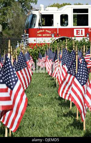 Menlo Park Feuerwehr gepflanzt 343 kleine amerikanische Flaggen vor dem Feuerwehrhaus in Middlefield Road in Menlo Park, Kalifornien; Dienstag, 11. September 2007. Jede Flagge repräsentiert einen Feuerwehrmann, der in der Tragödie des World Trade Center starb. Stockfoto