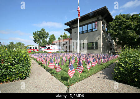 Menlo Park Feuerwehr gepflanzt 343 kleine amerikanische Flaggen vor dem Feuerwehrhaus in Middlefield Road in Menlo Park, Kalifornien; Dienstag, 11. September 2007. Jede Flagge repräsentiert einen Feuerwehrmann, der in der Tragödie des World Trade Center starb. (John Green/San Mateo County Times) Stockfoto