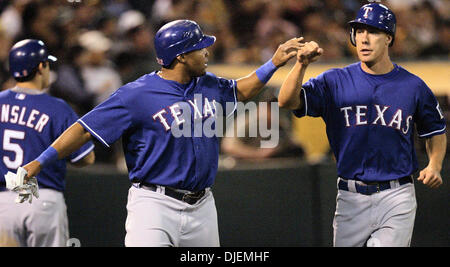 (AS15 05 azc.jpg) #22 Rangers Marlon Byrd und #28 David Murphy feiern im 3. Inning, wie der Oakland As übernehmen die Texas Rangers, McAfee Coliseum in Oakland, Kalifornien, auf Freitag, 14. September 2007 erzielte.  (Anda Chu/der Oakland Tribune) Stockfoto