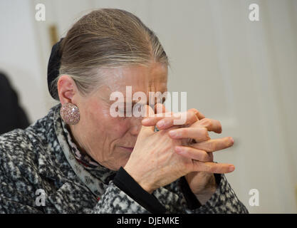 München, Deutschland. 27. November 2013. Der Führer des Ausschusses "Schwabinger Kunst Entdeckung", Ingeborg Berggreen-Merkel, sitzt während der Ausschuss für öffentliche Konferenz im Bayerischen Landtag in München, Deutschland, 27. November 2013. Zum ersten Mal die Kunstkommission befasst sich mit der Entdeckung der Kunstwerke in der Wohnung von Cornelius Gurlitt, den Sohn von einem Kunsthändler während des NS-Regimes, im Frühjahr 2012. Foto: Peter Kneffel/Dpa/Alamy Live News Stockfoto