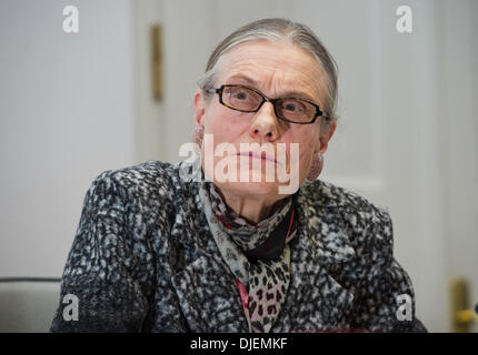 München, Deutschland. 27. November 2013. Der Führer des Ausschusses "Schwabinger Kunst Entdeckung", Ingeborg Berggreen-Merkel, sitzt während der Ausschuss für öffentliche Konferenz im Bayerischen Landtag in München, Deutschland, 27. November 2013. Zum ersten Mal die Kunstkommission befasst sich mit der Entdeckung der Kunstwerke in der Wohnung von Cornelius Gurlitt, den Sohn von einem Kunsthändler während des NS-Regimes, im Frühjahr 2012. Foto: Peter Kneffel/Dpa/Alamy Live News Stockfoto