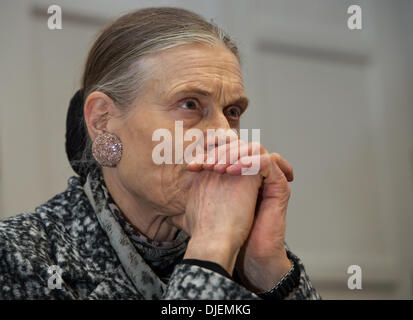 München, Deutschland. 27. November 2013. Der Führer des Ausschusses "Schwabinger Kunst Entdeckung", Ingeborg Berggreen-Merkel, sitzt während der Ausschuss für öffentliche Konferenz im Bayerischen Landtag in München, Deutschland, 27. November 2013. Zum ersten Mal die Kunstkommission befasst sich mit der Entdeckung der Kunstwerke in der Wohnung von Cornelius Gurlitt, den Sohn von einem Kunsthändler während des NS-Regimes, im Frühjahr 2012. Foto: Peter Kneffel/Dpa/Alamy Live News Stockfoto