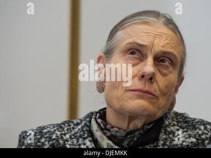 München, Deutschland. 27. November 2013. Der Führer des Ausschusses "Schwabinger Kunst Entdeckung", Ingeborg Berggreen-Merkel, sitzt während der Ausschuss für öffentliche Konferenz im Bayerischen Landtag in München, Deutschland, 27. November 2013. Zum ersten Mal die Kunstkommission befasst sich mit der Entdeckung der Kunstwerke in der Wohnung von Cornelius Gurlitt, den Sohn von einem Kunsthändler während des NS-Regimes, im Frühjahr 2012. Foto: Peter Kneffel/Dpa/Alamy Live News Stockfoto