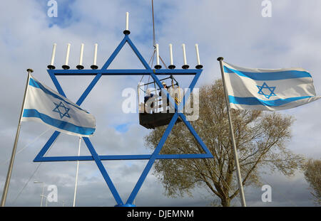 Die größte Chanoekia der Welt (Menora) ist seit 25.11.2013 befindet sich neben dem Gebäude der Organisation "Christen für Israel" in der niederländischen Stadt Nijkerk. Die neun verzweigte Kandelaber in Form von den Davidstern ist fast 12 Meter hoch. Die erste Kerze wird Ligted, Mittwoch, 27. November 2013 zum Jahresbeginn das jüdische Lichterfest Chanukka (Gedenken an die Weihung des Tempels im Jahr 164 v. Chr.). Die neun verzweigte Kandelaber bezieht sich auf die Menorah im Tempel in Jerusalem, die auf wundersame Weise für acht Tage auf das Öl nur für einen Tag Brennen gehalten. Foto: VidiP Stockfoto