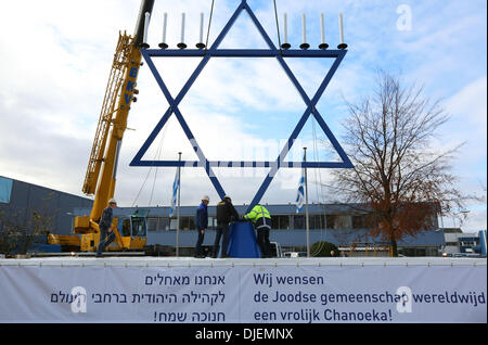 Die größte Chanoekia der Welt (Menora) ist seit 25.11.2013 befindet sich neben dem Gebäude der Organisation "Christen für Israel" in der niederländischen Stadt Nijkerk. Die neun verzweigte Kandelaber in Form von den Davidstern ist fast 12 Meter hoch. Die erste Kerze wird Ligted, Mittwoch, 27. November 2013 zum Jahresbeginn das jüdische Lichterfest Chanukka (Gedenken an die Weihung des Tempels im Jahr 164 v. Chr.). Die neun verzweigte Kandelaber bezieht sich auf die Menorah im Tempel in Jerusalem, die auf wundersame Weise für acht Tage auf das Öl nur für einen Tag Brennen gehalten. Foto: VidiP Stockfoto