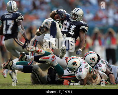 Sep 16, 2007 - Miami Gardens, FL, USA - Cowboys #21 RB JULIUS JONES ist am dritten Down und einer stoppte. (Kredit-Bild: © Allen Eyestone/Palm Beach Post/ZUMA Press) Einschränkungen: USA Tabloid Rechte heraus! Stockfoto