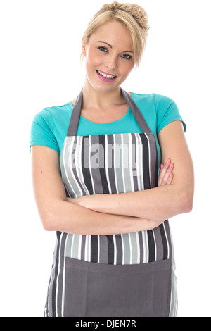 -Modell veröffentlicht. Attraktive junge Frau posiert in einer Küchenschürze Stockfoto