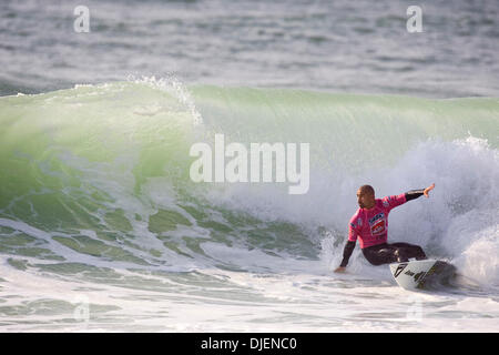 Sep 21, 2007 - Hossegor, Frankreich - BOBBY MARTINEZ (Santa Barbara, Kalifornien) (Bild) behauptete Vicotry in seiner Runde eine Hitze des Quiksilver Pro wird heute in Hossegor, Frankreich statt.  Nach einer Wartezeit von ganzen Tag für die richtigen Bedingungen Funktionäre forderte Wettbewerb in den späten Nachmittag bestreiten, besiegte Martinez Mark Occhilupo (Aus) und Luke Stedman (Aus) nach dem Reiten eine hohe scoring barre Stockfoto