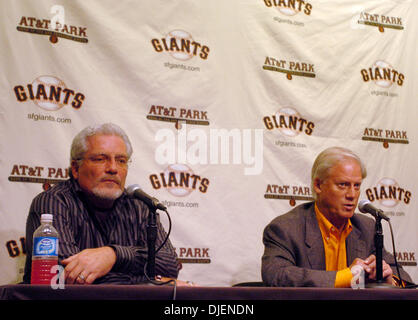 Präsident und Managing General Partner Peter Magowan, Recht, Felder Fragen auf einer Pressekonferenz zu den San Francisco Giants verkünden nicht all-time Home Run König Barry Bonds für die Saison 2008 auf Freitag, 21. September 2007, im AT&T Park in San Francisco Kalifornien General Manager Brian Sabean zurückbringen werden ist auf der linken Seite. (Susan Tripp Pollard/Contra Costa Times / ZUMA Press) Stockfoto