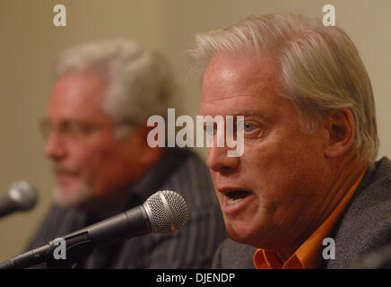 Präsident und Managing General Partner Peter Magowan Felder Fragen auf einer Pressekonferenz zu verkünden, die San Francisco Giants bringen nicht all-time Home Run König Barry Bonds wieder für die Saison 2008 auf Freitag, 21. September 2007, im AT&T Park in San Francisco Kalifornien (Susan Tripp Pollard/Contra Costa Times / ZUMA drücken) Stockfoto