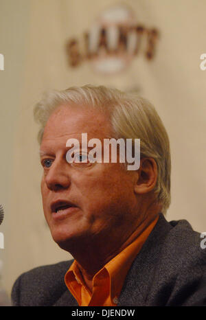 Präsident und Managing General Partner Peter Magowan Felder Fragen auf einer Pressekonferenz zu verkünden, die San Francisco Giants bringen nicht all-time Home Run König Barry Bonds wieder für die Saison 2008 auf Freitag, 21. September 2007, im AT&T Park in San Francisco Kalifornien (Susan Tripp Pollard/Contra Costa Times / ZUMA drücken) Stockfoto