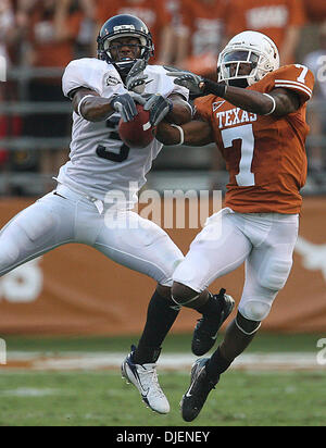 Sep 22, 2007 - Austin, TX, USA - NCAA Football: Texas Longhorns #7 Deon Beasley bricht oben einen Pass für Reis Eulen #3 "Toren" Dixon im 1. Quartal des Spiels an Darrell Royal Texas Memorial Stadium bestimmt. Die Texas Longhorns schlagen Reis 58-14. (Kredit-Bild: © Delcia Lopez/San Antonio Express-News/ZUMA Press) Einschränkungen: US Tabloid Sales heraus! SAN ANTONIO und SEATTLE Zeitungen Stockfoto