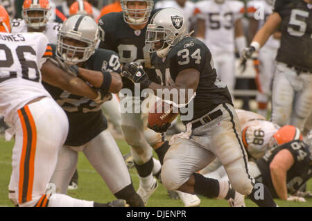 Sep 23, 2007 - OAKLAND, CA, USA - Oakland Raiders Runningback LAMONT JORDAN #34 gewinnt zusätzliche Höfe gegen die Cleveland Browns während ihres Spiels im McAfee Coliseum. (Kredit-Bild: © Al Golub/ZUMApress.com) Stockfoto