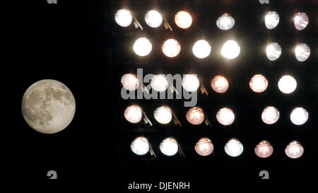 Der Mond aufgeht über die Lichtmasten am AT&T Park während des Spiels zwischen den San Francisco Giants und den San Diego Padres in San Francisco Kalifornien, Dienstag, 25. September 2007. (Bob Larson/Contra Costa Times / ZUMA Press) Stockfoto