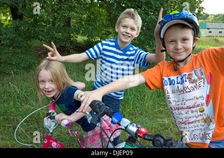 Glückliche Kinder geben ihren Großvater Fotografen Steve Skjold eine mitreißende polnische willkommen. Zawady Zentralpolen Stockfoto