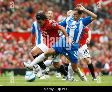 Carlos Tevez von Manchester United herausgefordert durch Josip Skoko von Wigan Athletic (Credit-Bild: © Fotograf/Cal Sport Media) Stockfoto