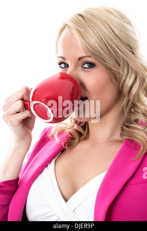 Selbstbewussten jungen Professionellen Geschäftsfrau, Entspannen mit einem roten Becher Kaffee, allein, in Ihrem Büro, Wiederherstellung nach einem harten Arbeitstag Stockfoto