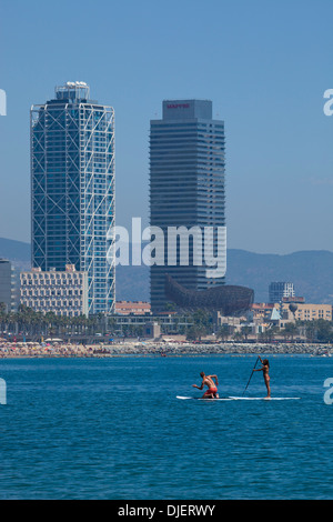 Zwei Leute, SUP oder Stand up paddle Boarding am Strand von Barcelona Stockfoto