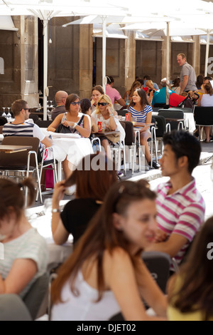 Menschen Essen auf der Terrasse im Plaza Real, Barcelona Stockfoto