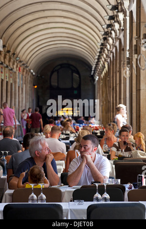 Menschen Essen im Restaurant im Plaza Real, Barcelona Stockfoto