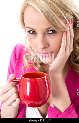 Selbstbewussten jungen Professionellen Geschäftsfrau, Entspannen mit einem roten Becher Kaffee, allein, in Ihrem Büro, Wiederherstellung nach einem harten Arbeitstag Stockfoto