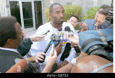 16. Oktober 2007 Praxis El Segundo, CA, USA - Los Angeles Lakers All-Star-Guard, die mit den Medien bei Lakers KOBE BRYANT spricht Anlage nach seinen dritten geraden Praxis aussetzen. Gerüchte wirbeln in Los Angeles, dass Kobe werden, zu den Chicago Bulls gehandelt kann oder Dallas Mavericks nach dem letzten Wochen Kommentare von Lakers Besitzer Dr. Jerry Buss besagt das Team bereit ist, die Super Handel Stockfoto