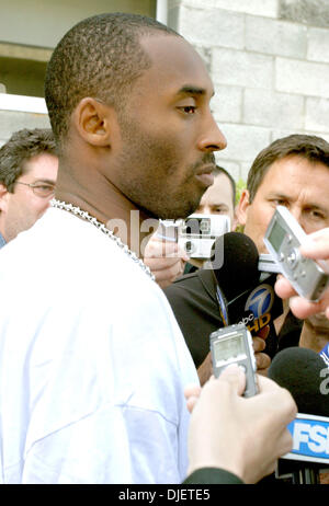 16. Oktober 2007 Praxis El Segundo, CA, USA - Los Angeles Lakers All-Star-Guard, die mit den Medien bei Lakers KOBE BRYANT spricht Anlage nach seinen dritten geraden Praxis aussetzen. Gerüchte wirbeln in Los Angeles, dass Kobe werden, zu den Chicago Bulls gehandelt kann oder Dallas Mavericks nach dem letzten Wochen Kommentare von Lakers Besitzer Dr. Jerry Buss besagt das Team bereit ist, die Super Handel Stockfoto