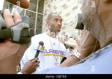 16. Oktober 2007 Praxis El Segundo, CA, USA - Los Angeles Lakers All-Star-Guard, die mit den Medien bei Lakers KOBE BRYANT spricht Anlage nach seinen dritten geraden Praxis aussetzen. Gerüchte wirbeln in Los Angeles, dass Kobe werden, zu den Chicago Bulls gehandelt kann oder Dallas Mavericks nach dem letzten Wochen Kommentare von Lakers Besitzer Dr. Jerry Buss besagt das Team bereit ist, die Super Handel Stockfoto