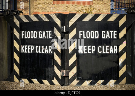 Hochwasserschutz auf der Themse in Grays, Essex. Stockfoto