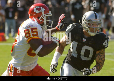 21. Oktober 2007 - OAKLAND, CA, USA - Kansas City Chiefs Wide Receiver EDDIE DRUMMOND #85 vermeidet einen Block aus Oakland Raiders defensive zurück JARROD COOPER #40 während ihres Spiels im McAfee Coliseum. (Kredit-Bild: © Al Golub/ZUMApress.com) Stockfoto