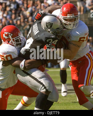 21. Oktober 2007 stoppen - OAKLAND, CA, USA - Kansas City Chiefs Linebacker NAPOLEON HARRIS #50 und defensive End JARED ALLEN #69 Oakland Raiders Runningback LAMONT JORDAN #34 von Birdie während ihres Spiels im McAfee Coliseum zu gewinnen. (Kredit-Bild: © Al Golub/ZUMApress.com) Stockfoto