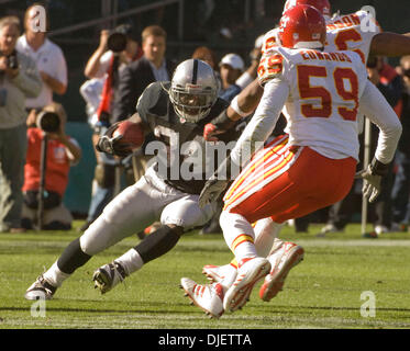 21. Oktober 2007 - OAKLAND, CA, USA - Oakland Raiders Runningback LAMONT JORDAN #34 versucht die Kansas City Chiefs Verteidigungslinie während ihres Spiels im McAfee Coliseum zu entkommen. (Kredit-Bild: © Al Golub/ZUMApress.com) Stockfoto