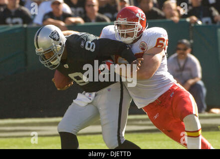 21. Oktober 2007 quarterback - OAKLAND, CA, USA - Kansas City Chiefs defensive End JARED ALLEN #69 Säcke Oakland Raiders DAUNTE CULPEPPER #8 während ihres Spiels im McAfee Coliseum. (Kredit-Bild: © Al Golub/ZUMApress.com) Stockfoto