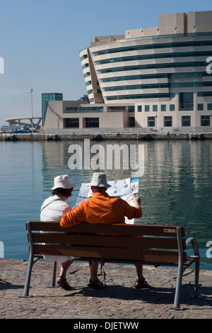 Touristen auf der Suche auf Karte, Barcelona Stockfoto