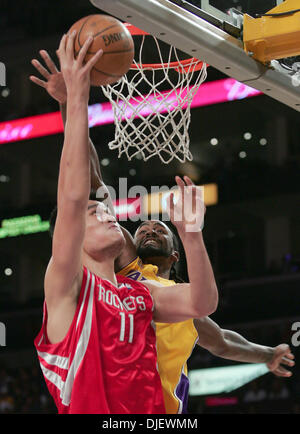 31. Oktober 2007 - geht Los Angeles, Kalifornien, USA - YAO MING #11 von den Houston Rockets für einen Schuss gegen RONNY TURIAF #21 der Los Angeles Lakers im Staples Center am 30. Oktober 2007 in Los Angeles, Kalifornien. Die Rockets gewann 95-93. (Kredit-Bild: © Ringo Chiu/ZUMA Press) Stockfoto