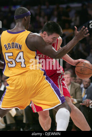 31. Oktober 2007 - fährt Los Angeles, Kalifornien, USA - YAO MING #11 von den Houston Rockets den Ball gegen die Los Angeles Lakers KWAME BROWN #54 während eines Spiels im Staples Center am 30. Oktober 2007 in Los Angeles, Kalifornien. Die Rockets gewann 95-93. (Kredit-Bild: © Ringo Chiu/ZUMA Press) Stockfoto