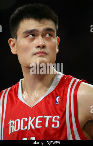 31. Oktober 2007 - Los Angeles, Kalifornien, USA - YAO MING #11 von den Houston Rockets im Spiel gegen die Los Angeles Lakers im Staples Center am 30. Oktober 2007 in Los Angeles, Kalifornien. Die Rockets gewann 95-93.  (Kredit-Bild: © Ringo Chiu/ZUMA Press) Stockfoto