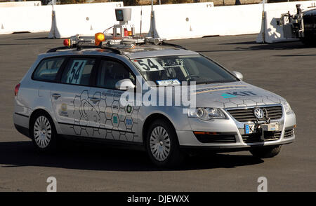 2. November 2007; Victorville, Kalifornien, USA; "ANNIEWAY", ein autonomes Fahrzeug vom Team AnnieWAY startet von Test Area B während einer Praxis bei der DARPA Urban Challenge 2007 am südlichen Kalifornien Logistik Flughafen laufen. Obligatorische Credit: Foto von Vaughn Youtz/ZUMA Press. (©) Copyright 2007 von Vaughn Youtz. Stockfoto