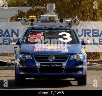 2. November 2007; Victorville, Kalifornien, USA; "JUNIOR," ein autonomes Fahrzeug vom Stanford-Racing-Team in einem Start-Rutsche vor eine Praxis führen bei der DARPA Urban Challenge 2007 am südlichen Kalifornien Logistik Flughafen. Obligatorische Credit: Foto von Vaughn Youtz/ZUMA Press. (©) Copyright 2007 von Vaughn Youtz. Stockfoto