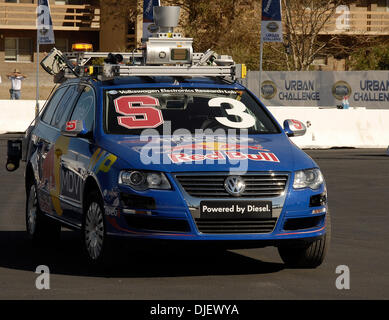 2. November 2007; Victorville, Kalifornien, USA; "JUNIOR", ein autonomes Fahrzeug vom Stanford-Racing-Team startet beim Training bei der DARPA Urban Challenge 2007 am südlichen Kalifornien Logistik Flughafen laufen. Obligatorische Credit: Foto von Vaughn Youtz/ZUMA Press. (©) Copyright 2007 von Vaughn Youtz. Stockfoto