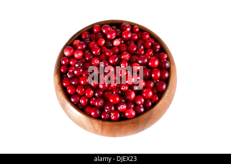 Reife Preiselbeeren in Holzschale, isolierte Hintergrund Stockfoto