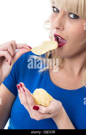Junge Frau essen Kartoffelchips Isoliert gegen einen weißen Hintergrund mit einen Freistellungspfad Stockfoto